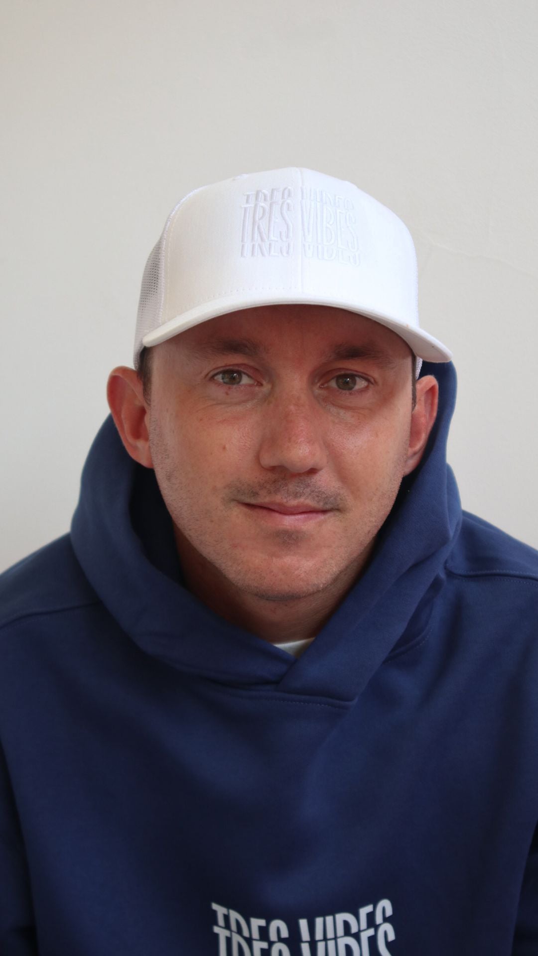 Tres Vibes - Trucker Hat