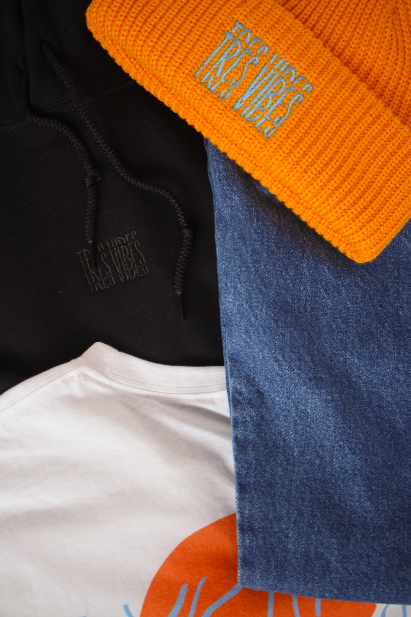 Tres Vibes - Embroidered Hoodie